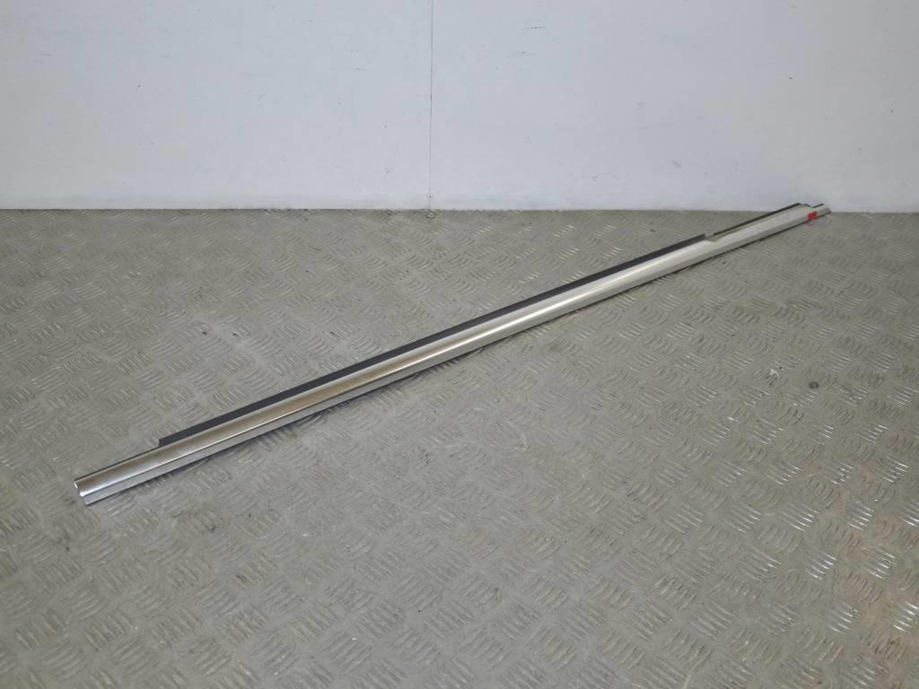 Молдинг стекла двери передней правой наружный