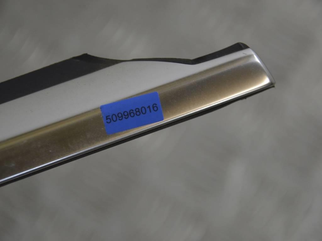 Молдинг стекла двери задней левой наружный