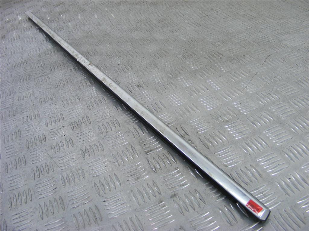 Молдинг стекла двери задней правой наружный