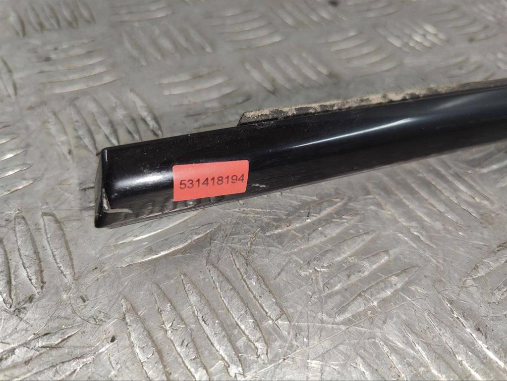 Молдинг стекла двери задней правой наружный