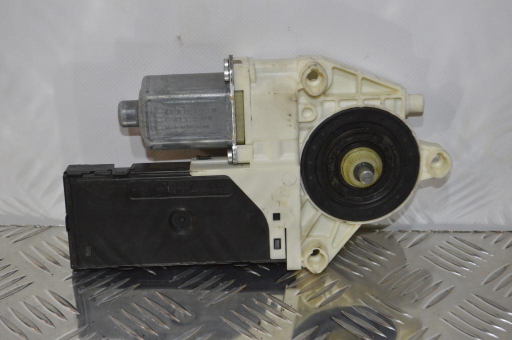 Моторчик стеклоподъемника передний левый