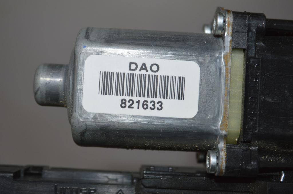 Моторчик стеклоподъемника передний левый