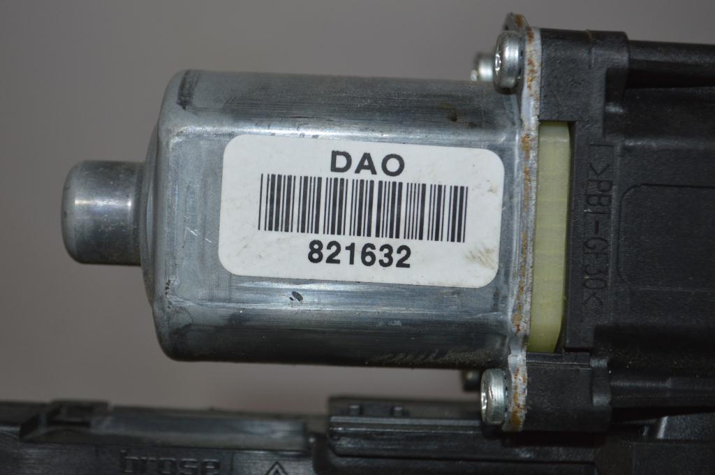 Моторчик стеклоподъемника передний левый