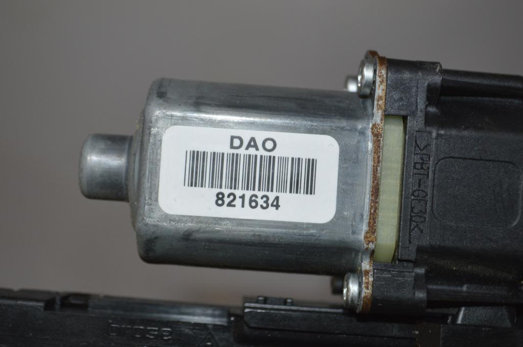 Моторчик стеклоподъемника передний левый