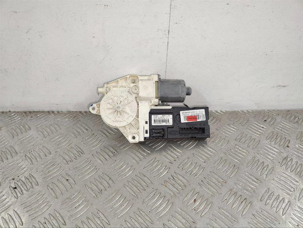 Моторчик стеклоподъемника передний левый