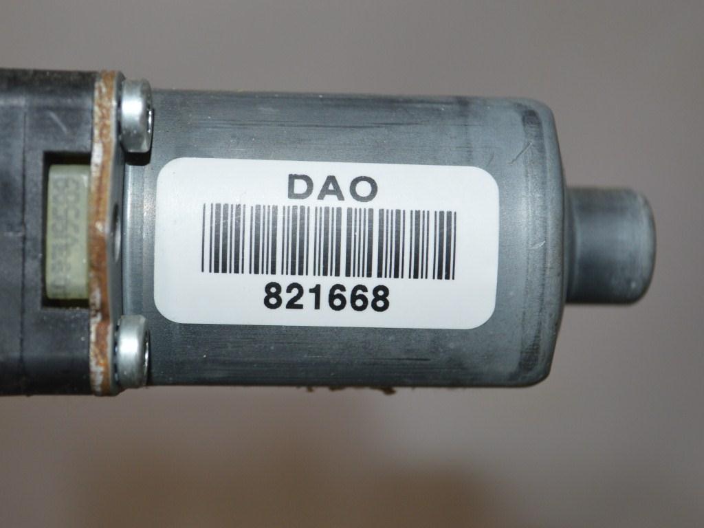 Моторчик стеклоподъемника передний правый