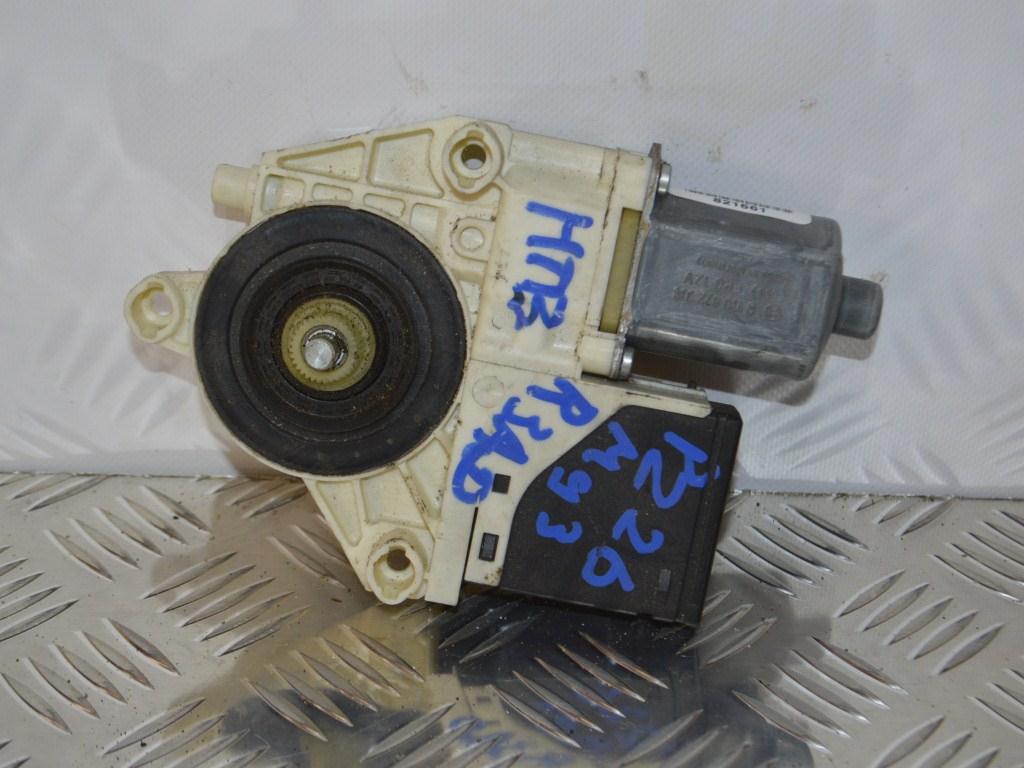 Моторчик стеклоподъемника задний правый