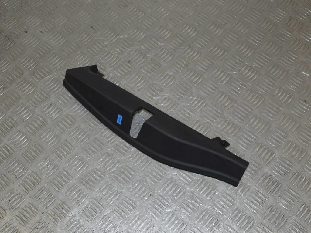 Накладка двери передней левой