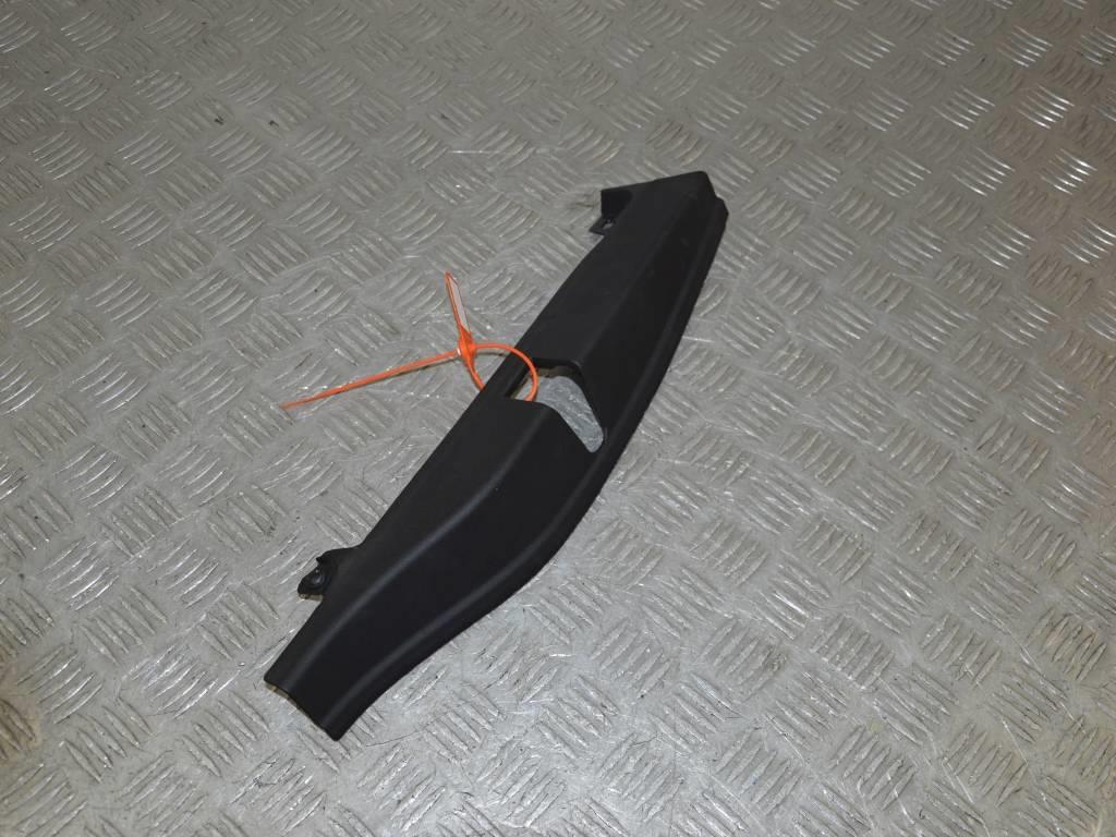 Накладка двери передней правой