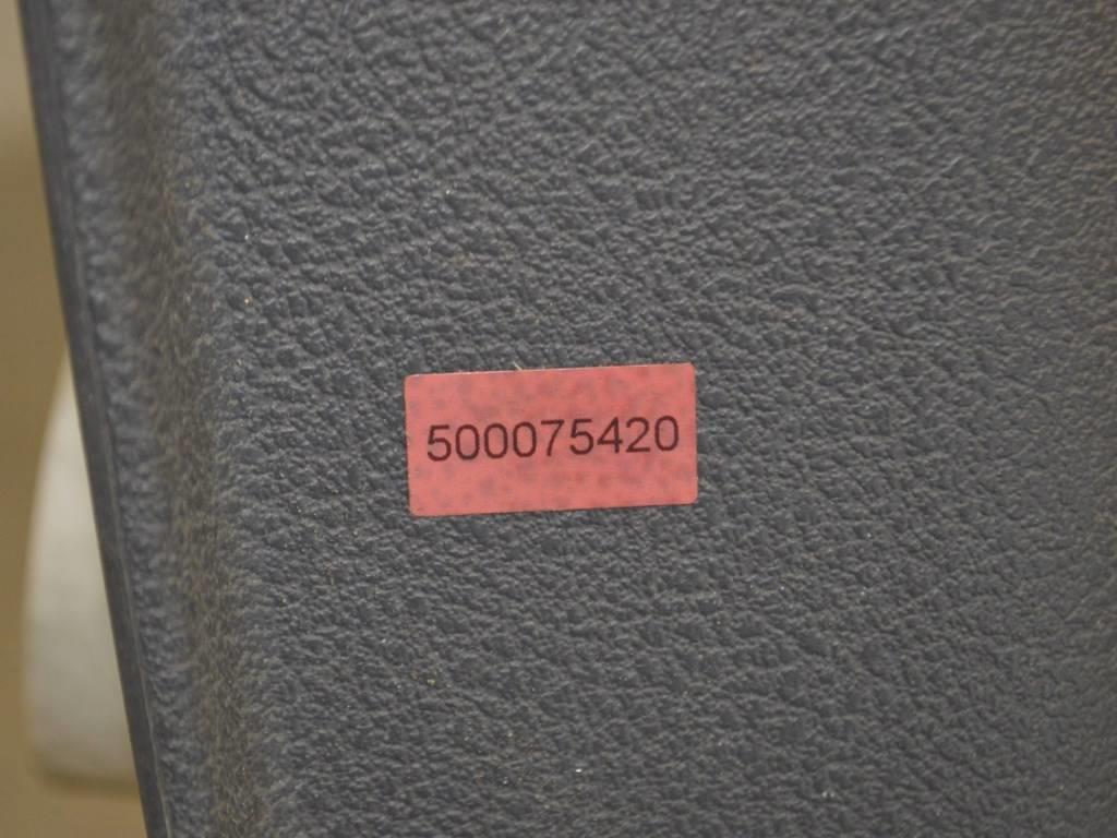 Обшивка двери передней левой (дверная карта) Renault Laguna 2 (2001-2007) 8200000081