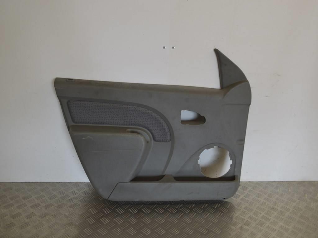 Обшивка двери передней левой (дверная карта)