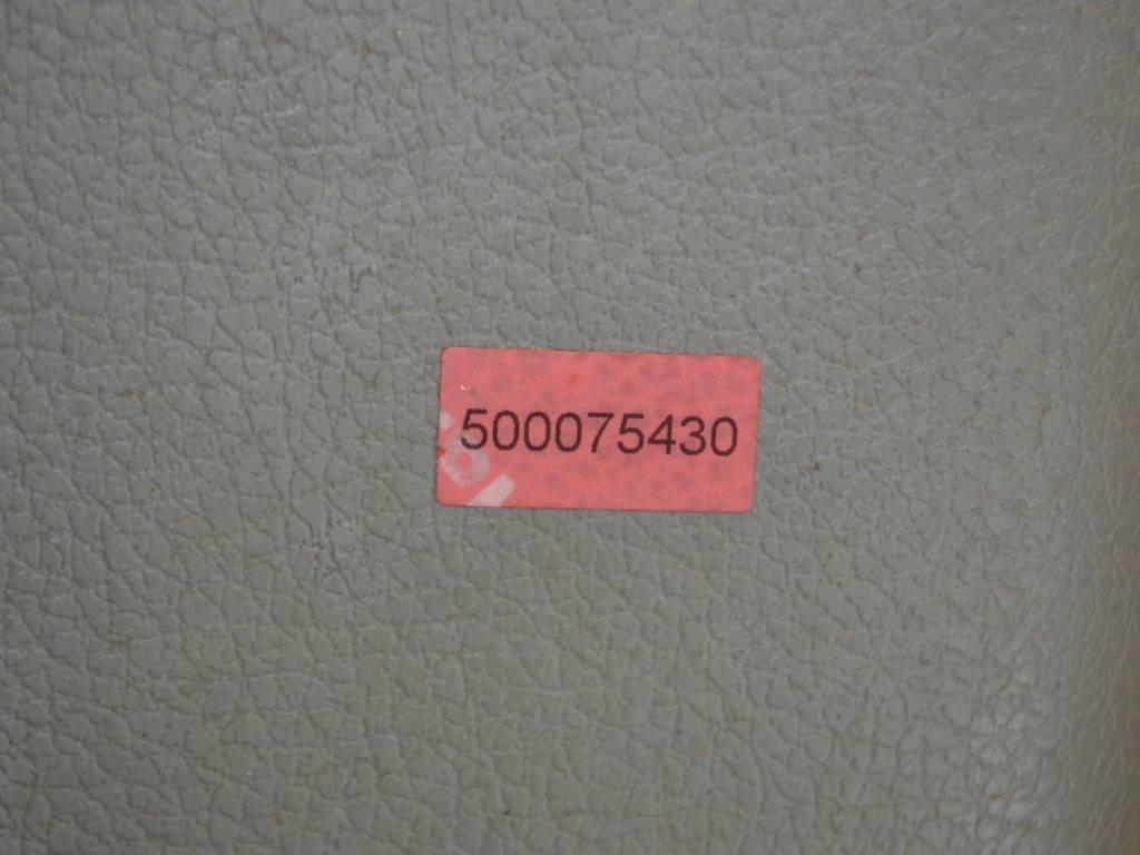 Обшивка двери передней левой (дверная карта)