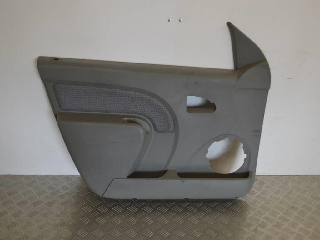 Обшивка двери передней левой (дверная карта)