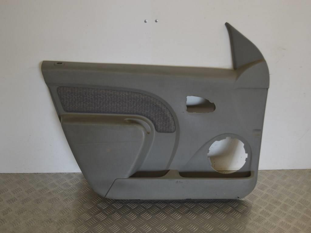 Обшивка двери передней левой (дверная карта)