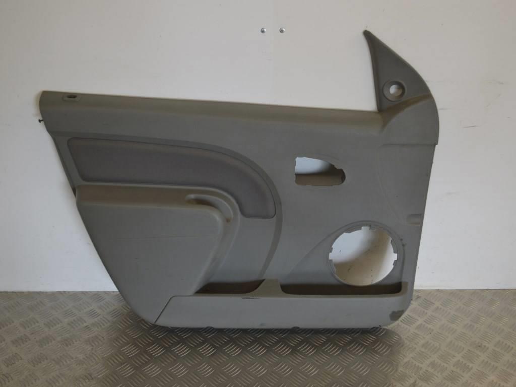 Обшивка двери передней левой (дверная карта)