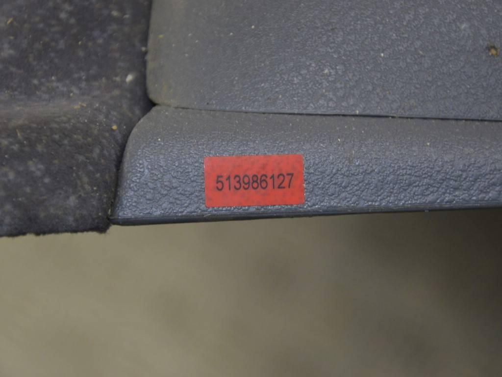 Обшивка двери передней левой (дверная карта)