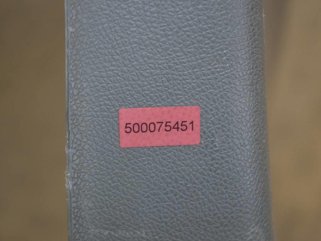 Обшивка двери передней левой (дверная карта)