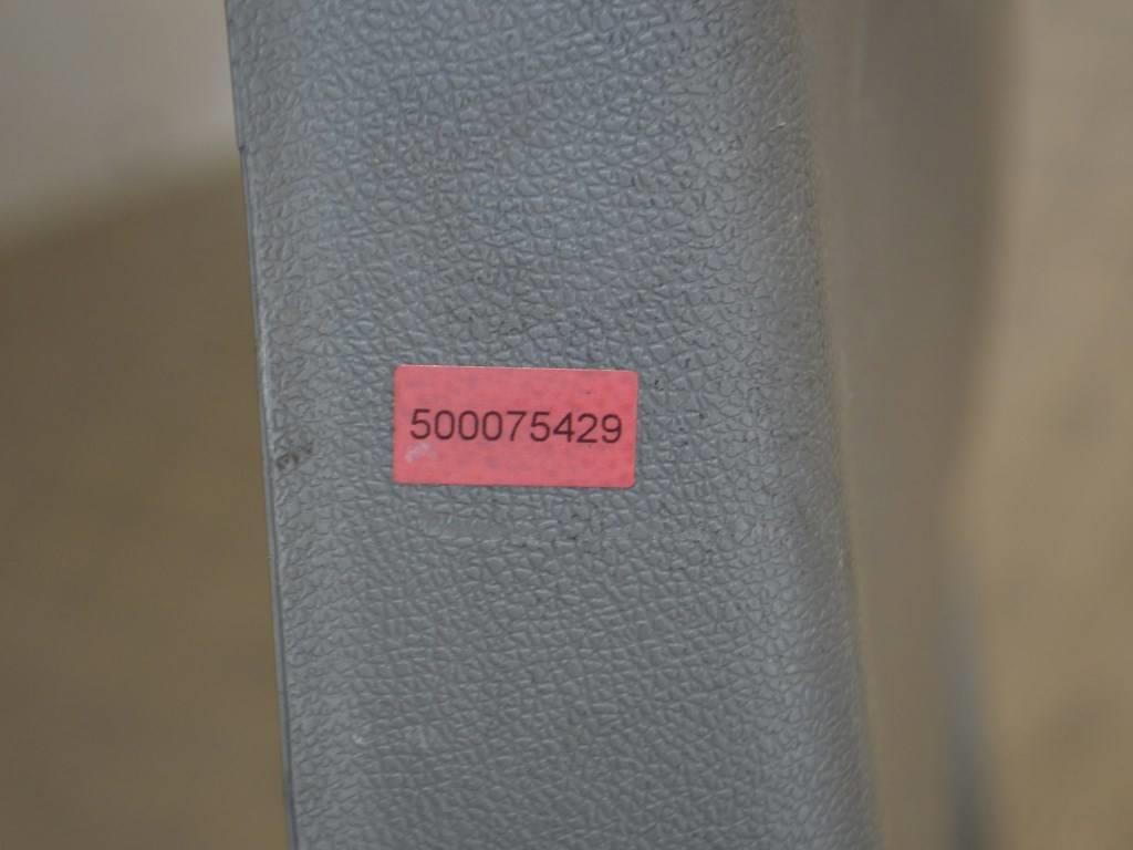 Обшивка двери передней левой (дверная карта)