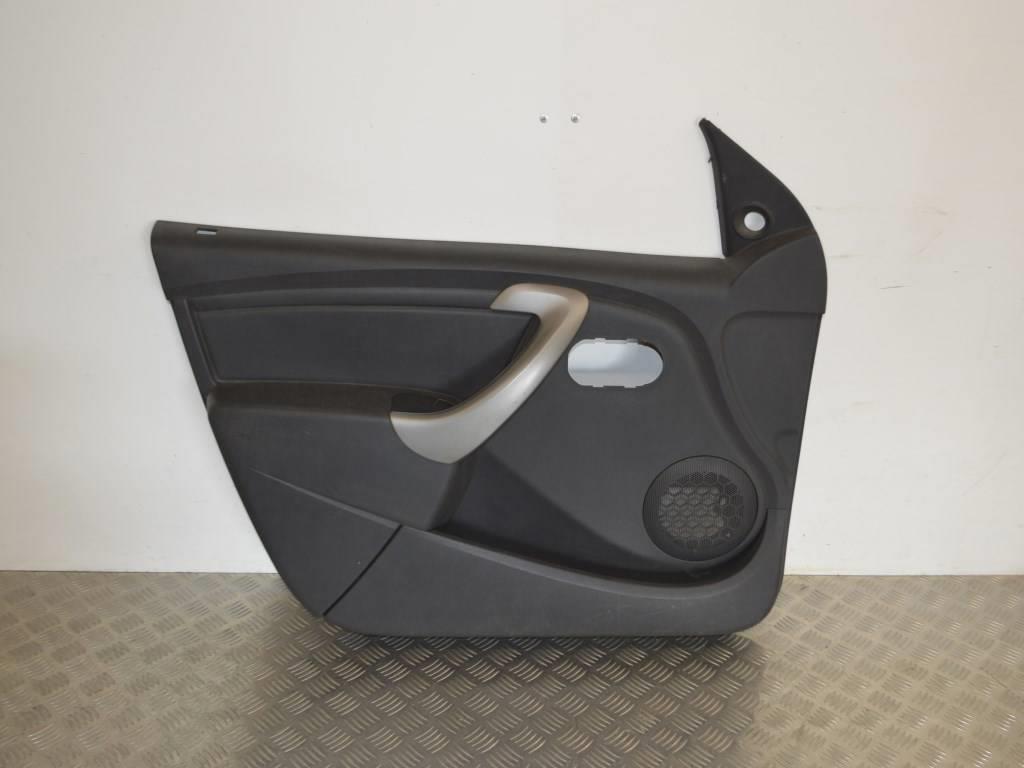 Обшивка двери передней левой (дверная карта)