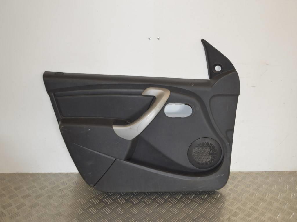 Обшивка двери передней левой (дверная карта) Renault Sandero 1 (2009-2014) 8200735007, 8200735010, 8200735012