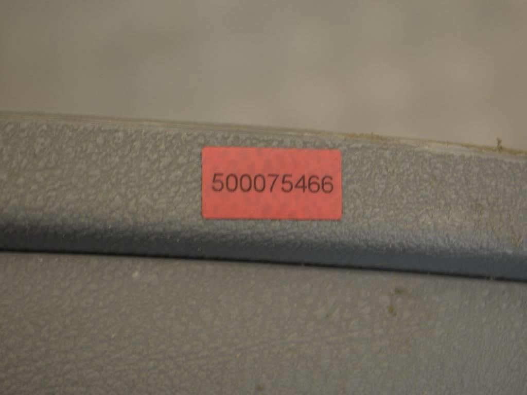 Обшивка двери передней левой (дверная карта)