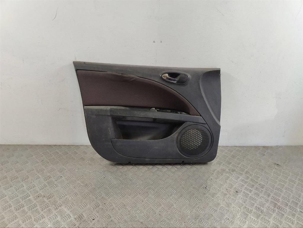 Обшивка двери передней левой (дверная карта)