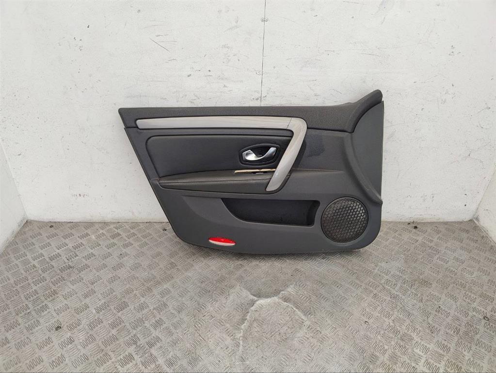 Обшивка двери передней левой (дверная карта)