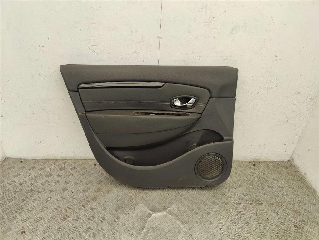 Обшивка двери передней левой (дверная карта)