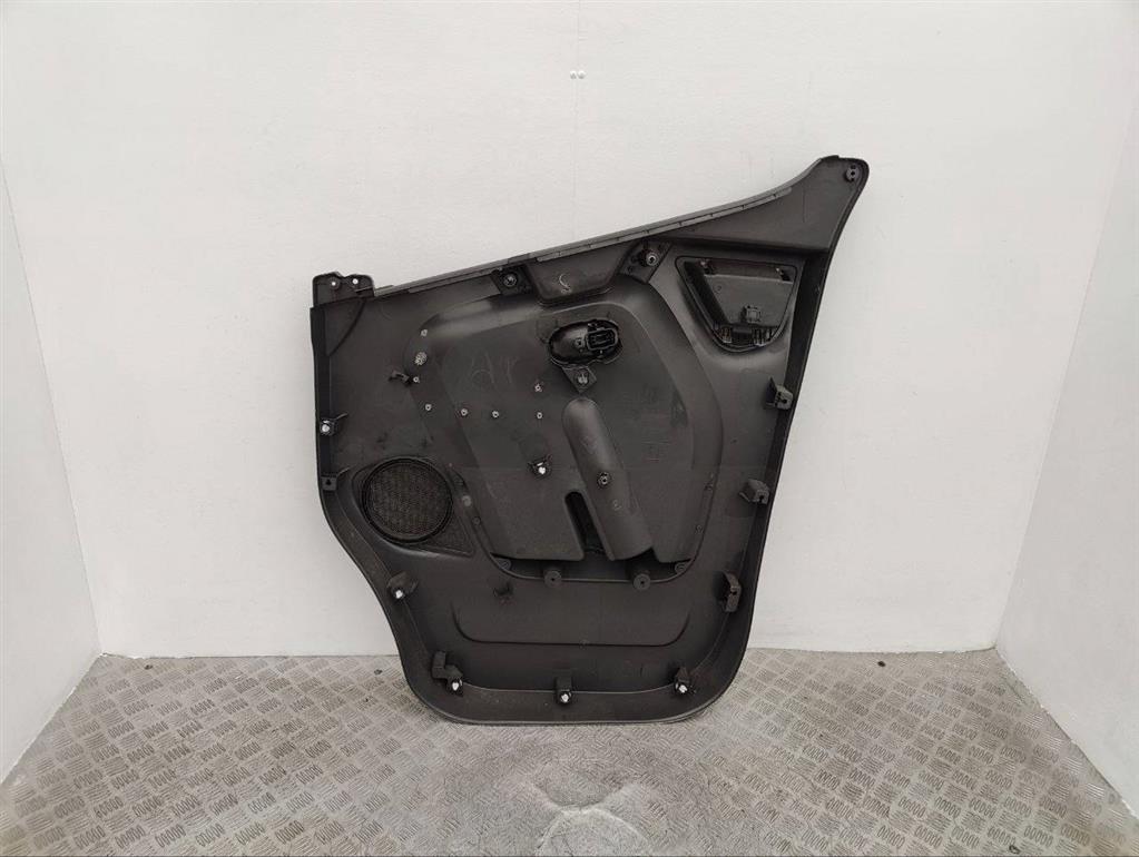 Обшивка двери передней левой (дверная карта)