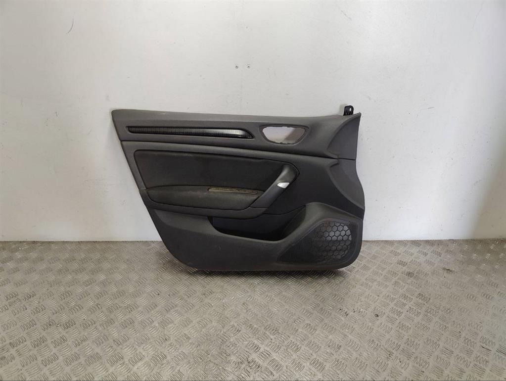 Обшивка двери передней левой (дверная карта)