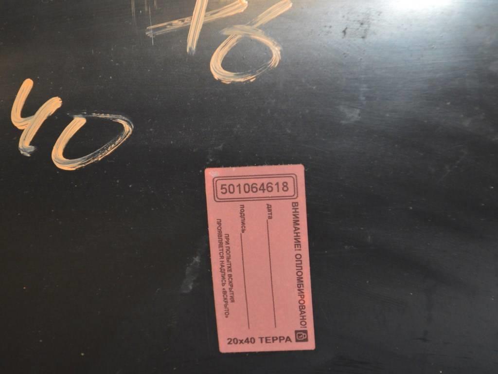 Обшивка двери передней левой (дверная карта)