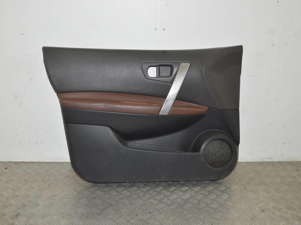 Обшивка двери передней левой (дверная карта)