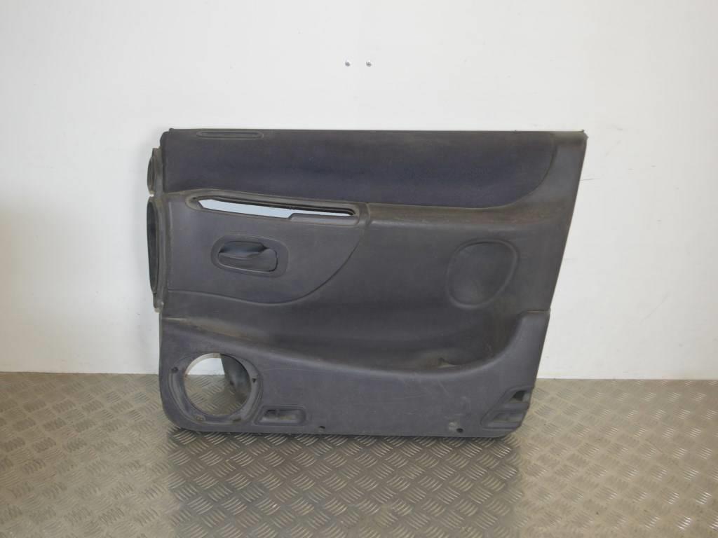 Обшивка двери передней правой (дверная карта)