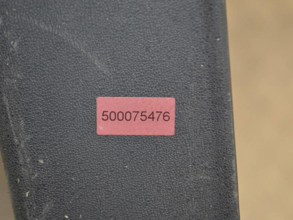 Обшивка двери передней правой (дверная карта)