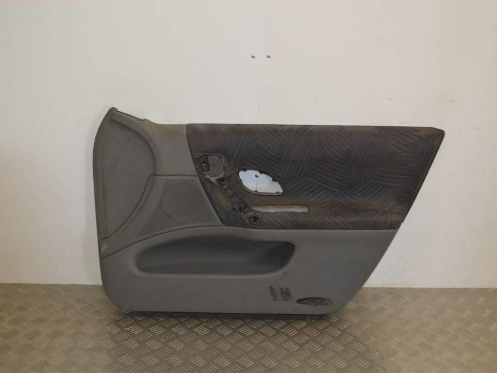 Обшивка двери передней правой (дверная карта)