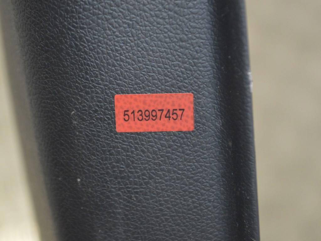 Обшивка двери передней правой (дверная карта)