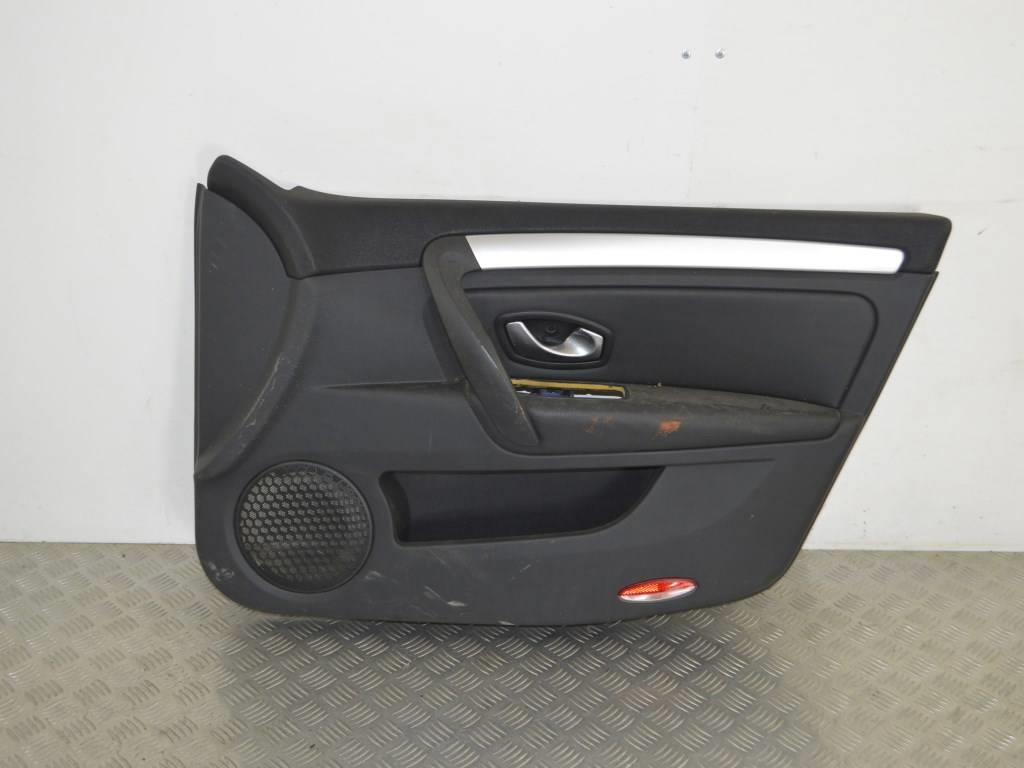 Обшивка двери передней правой (дверная карта)