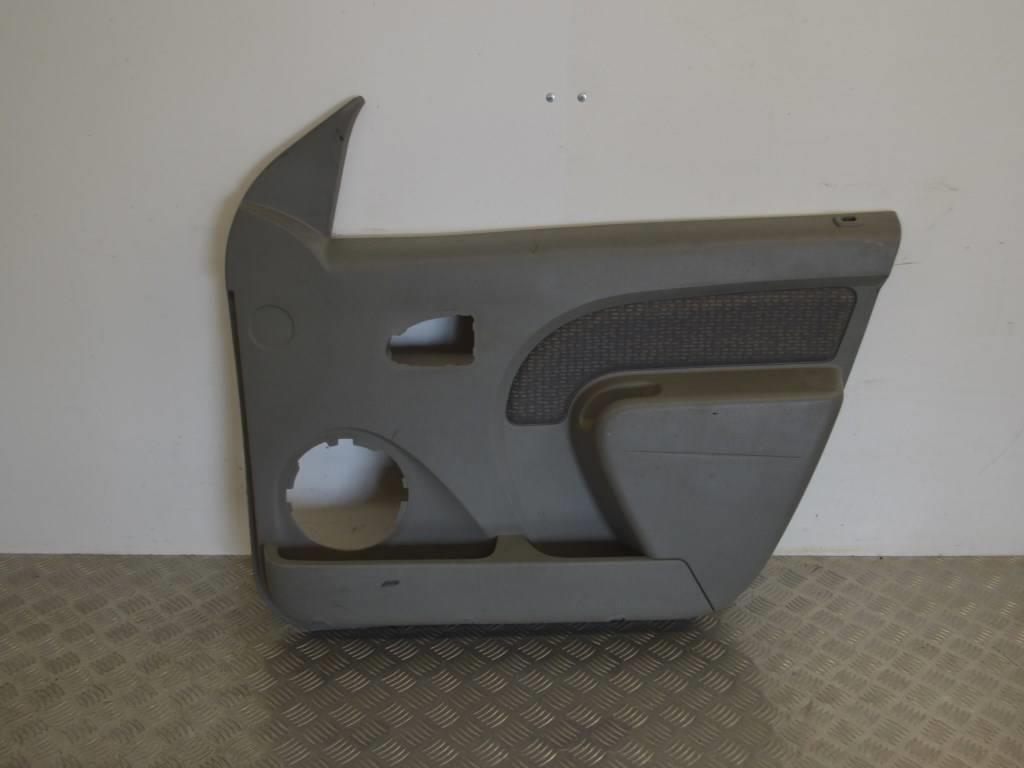 Обшивка двери передней правой (дверная карта)