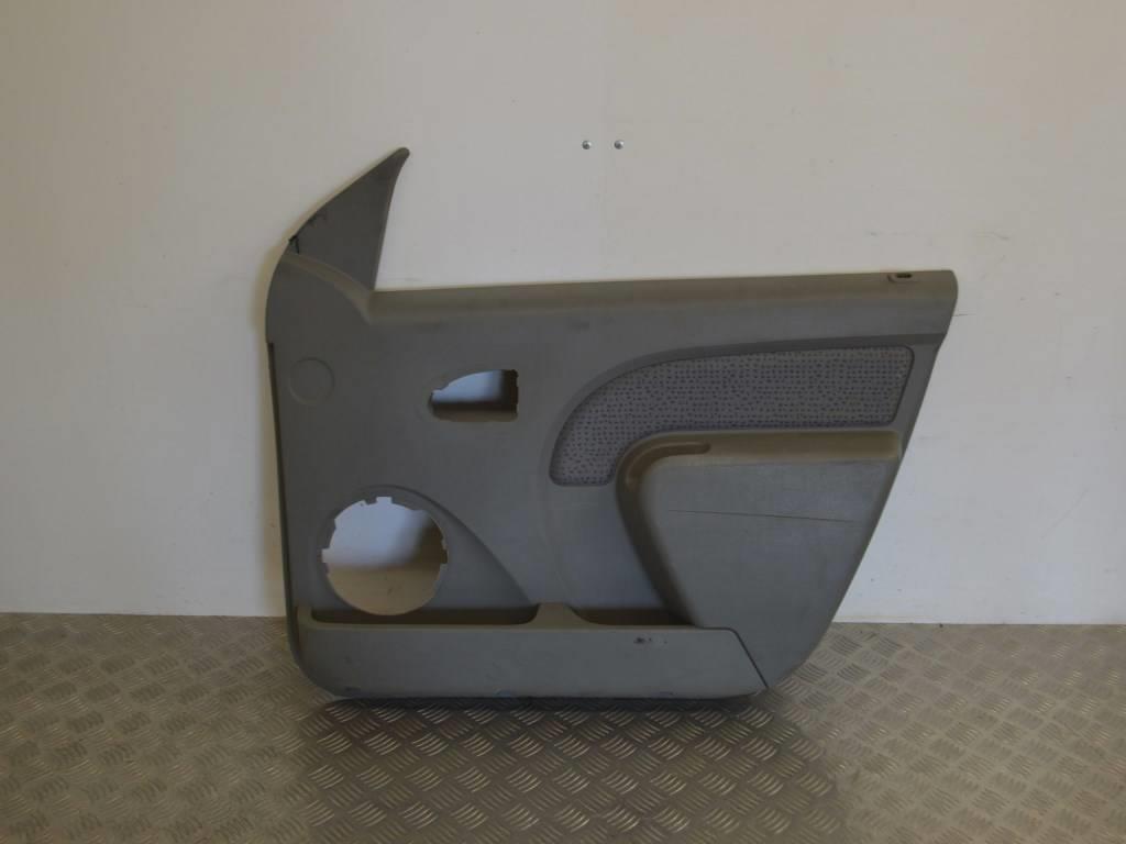 Обшивка двери передней правой (дверная карта)