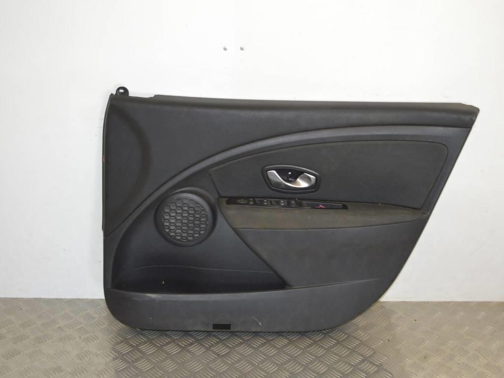 Обшивка двери передней правой (дверная карта) Renault Megane 3 (2008-2019) 809000422R