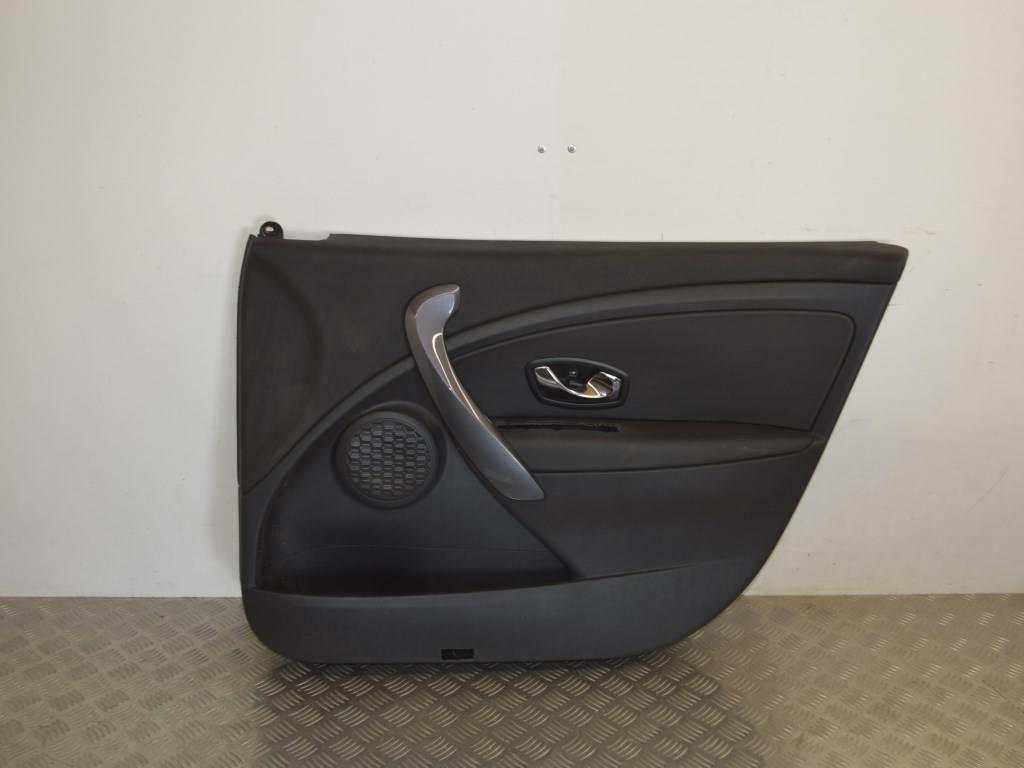 Обшивка двери передней правой (дверная карта)