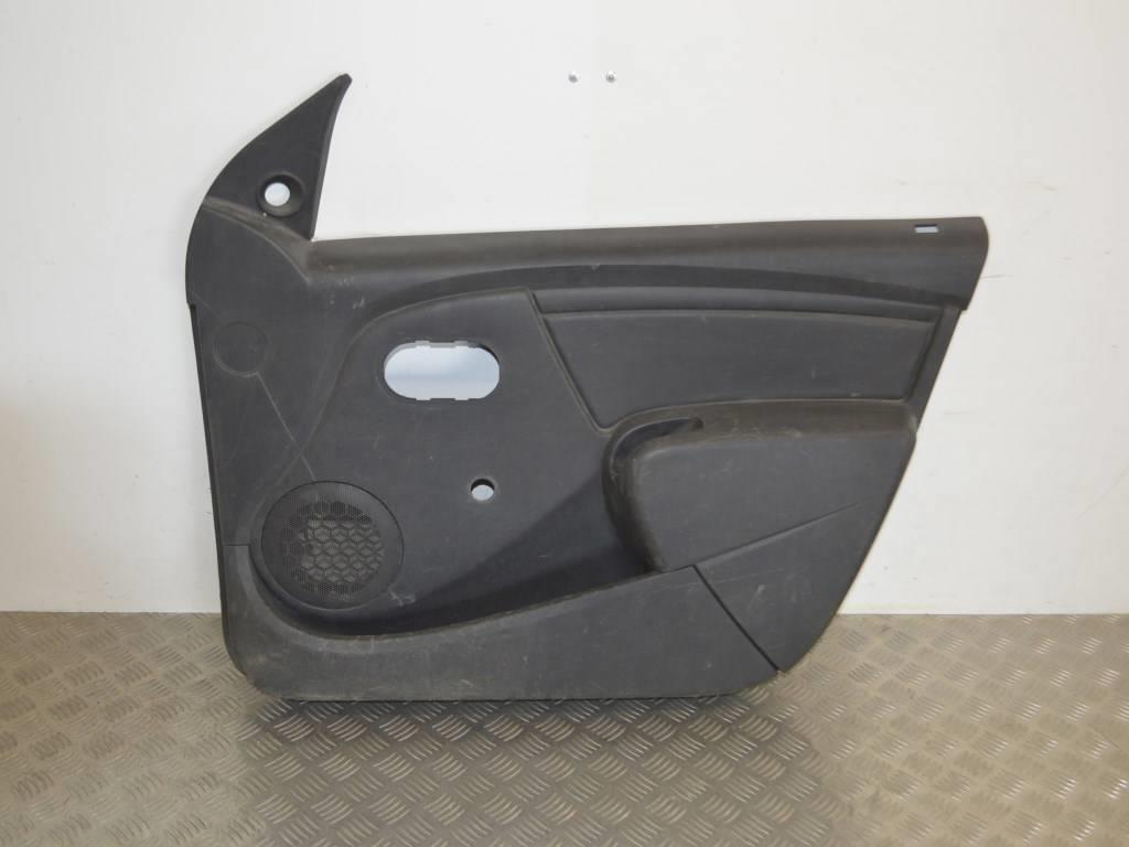 Обшивка двери передней правой (дверная карта)