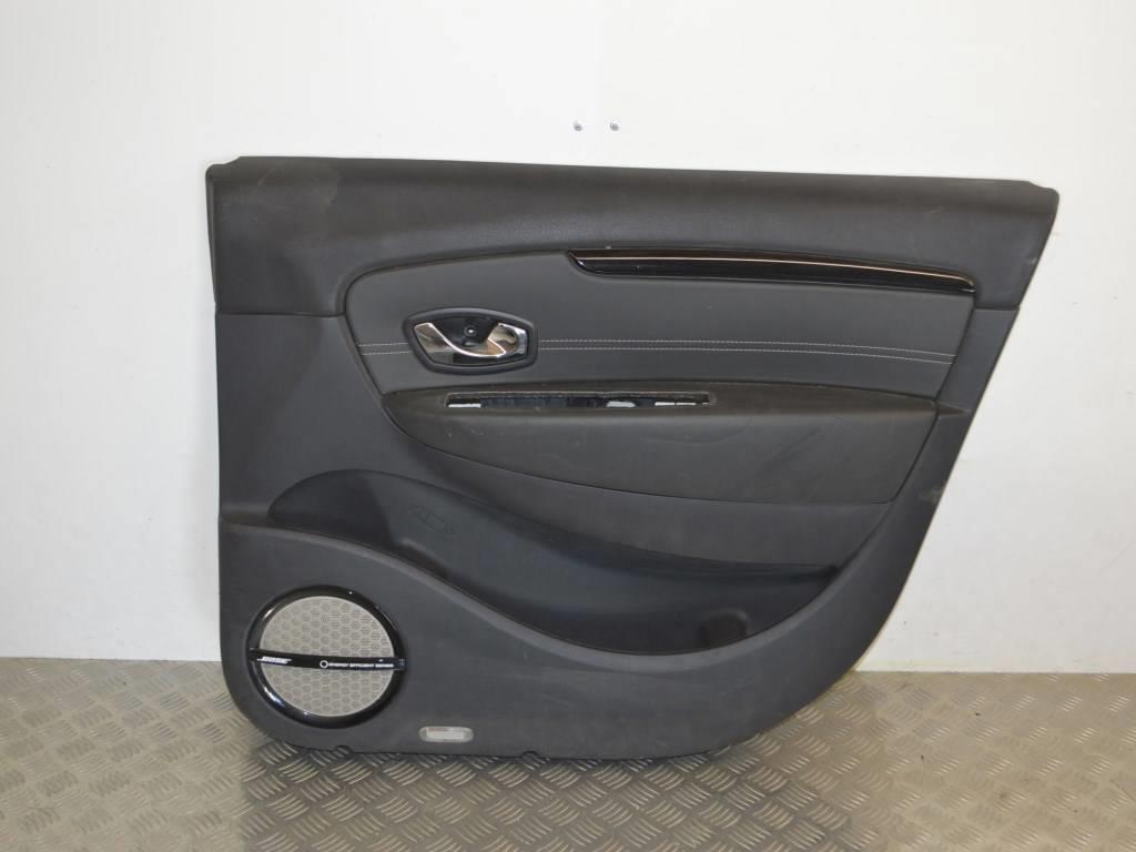 Обшивка двери передней правой (дверная карта)