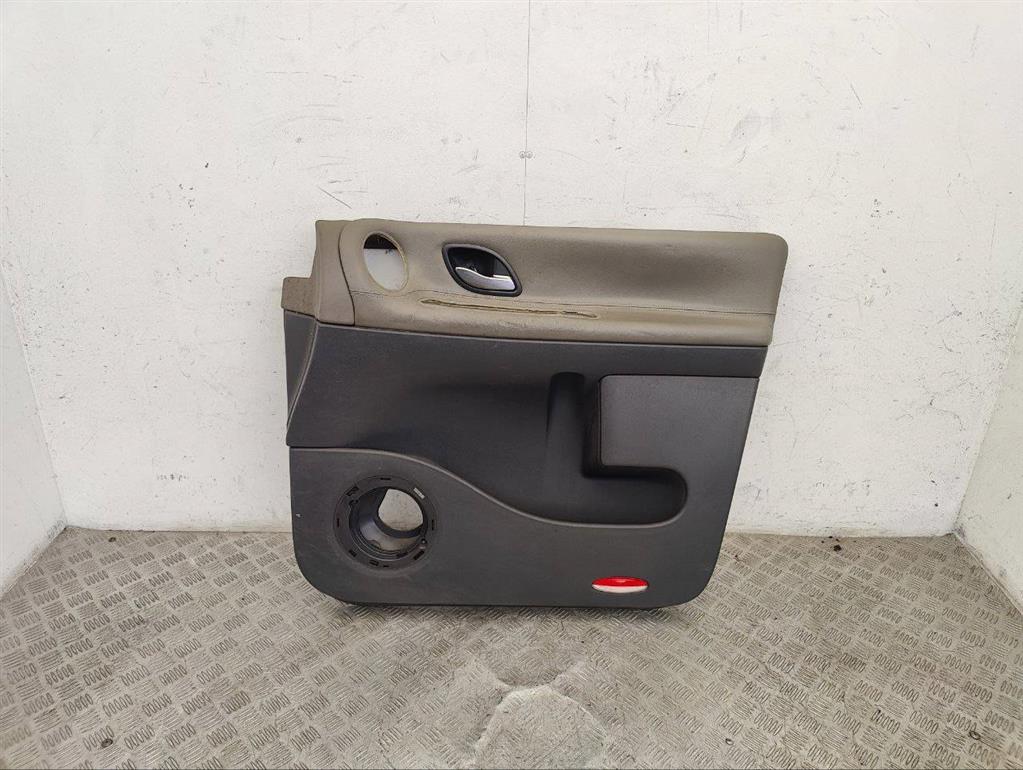 Обшивка двери передней правой (дверная карта)