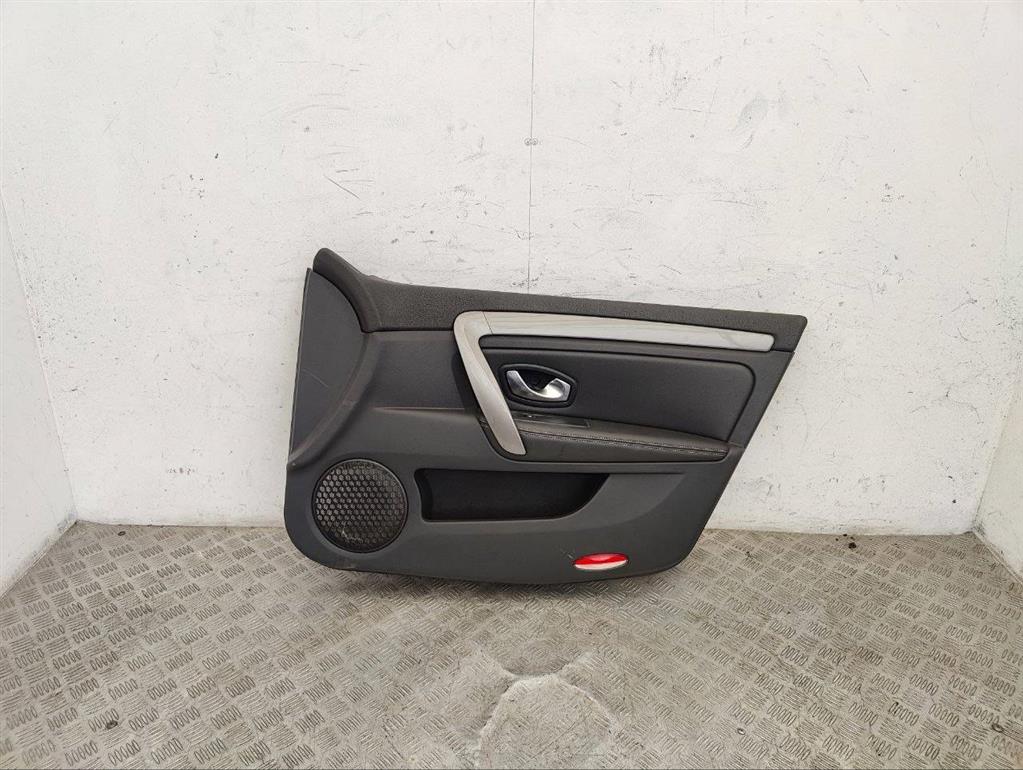 Обшивка двери передней правой (дверная карта)