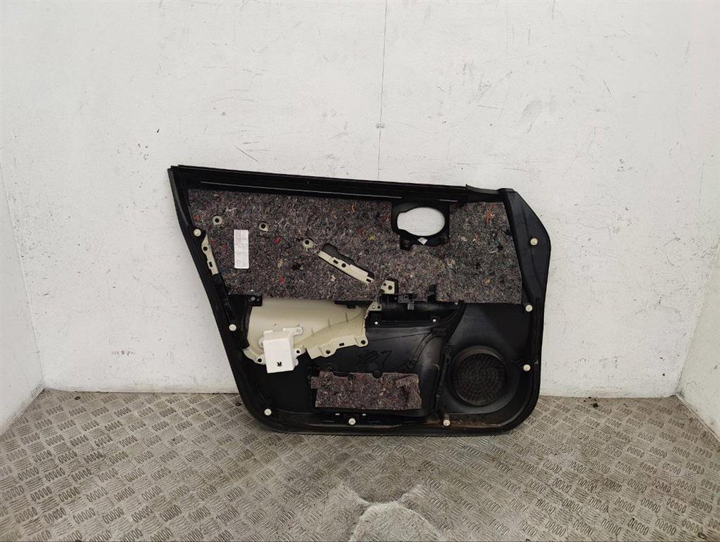 Обшивка двери передней правой (дверная карта)