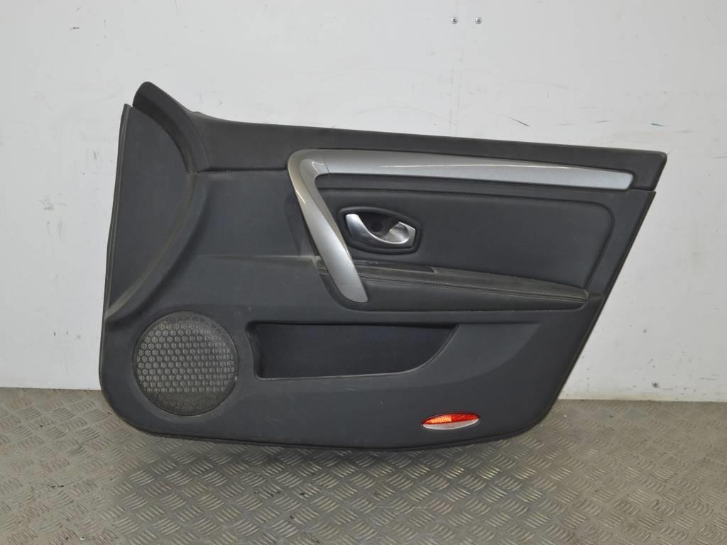 Обшивка двери передней правой (дверная карта)