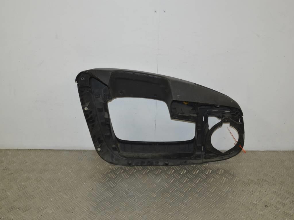 Обшивка двери передней правой (дверная карта)