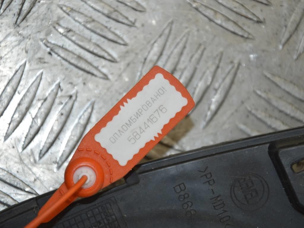 Обшивка двери передней правой (дверная карта)