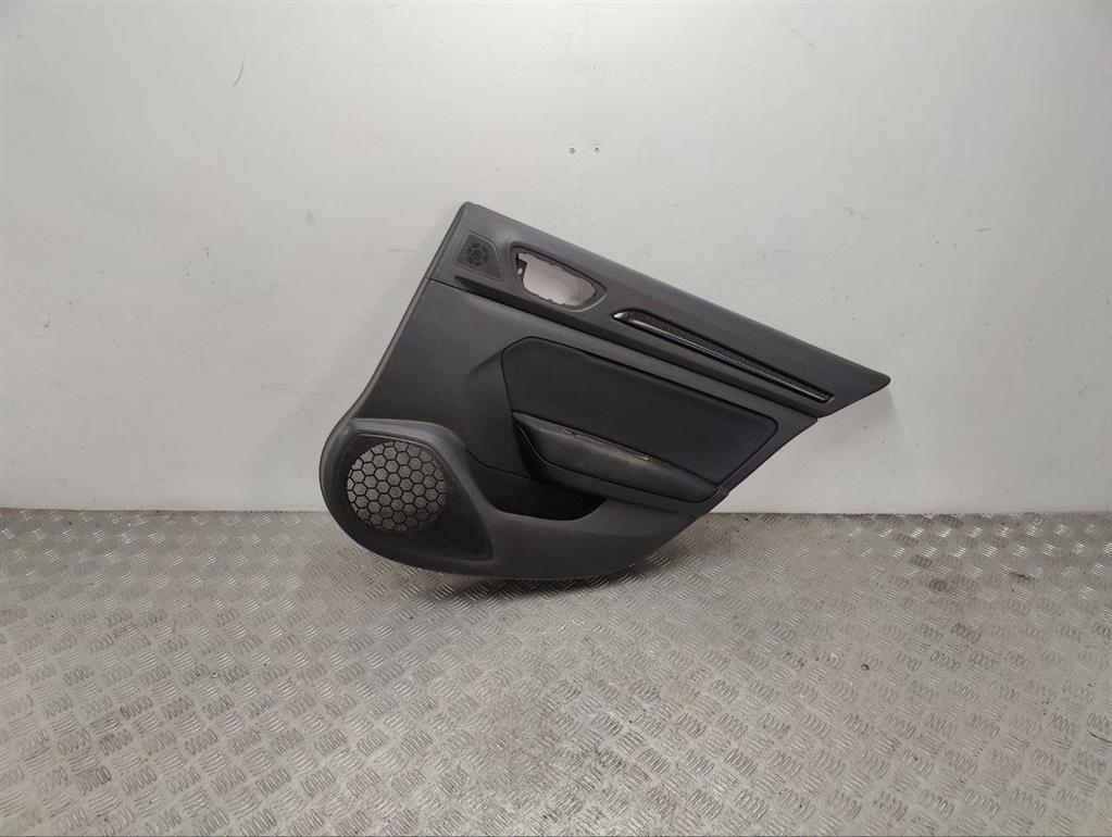 Обшивка двери задней правой (дверная карта)